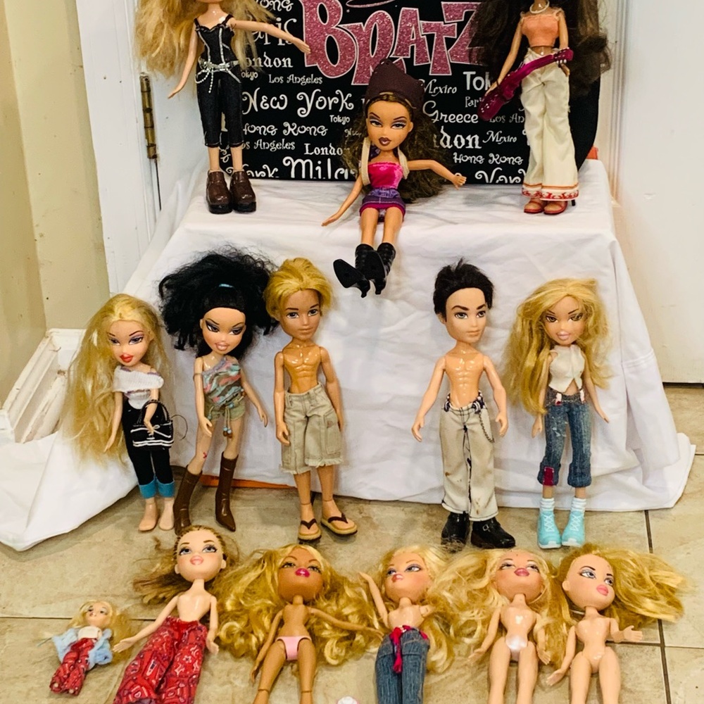 Lot Bratz doll 14 total with a suitcase